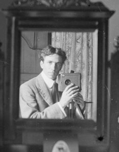 404673-harold-cazneaux-1910-selfie
